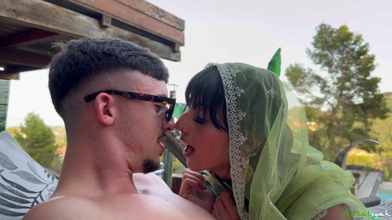 Aaliyah Yasin: Pakistansk hemmafru Aaliyah Yasin fuskar sin man