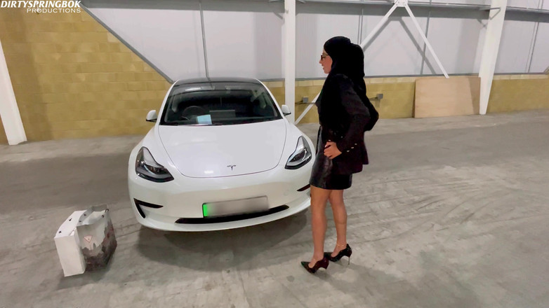 Aaliyah Yasin: Muslim Wife Gets Fucked in the Car Park