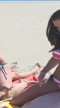 Cuarteto de lesbianas vibrador juegan con juguetes