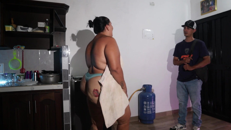 Lexly_16: hot mahila bhugtaan ke lie pijja dilivri main ko chodti...
