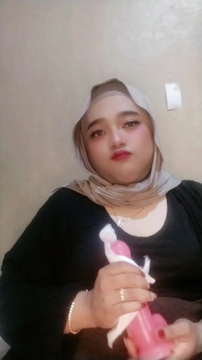 Ivvy Crossdresser: Il travestito ivvy hijab succhia il dildo e lo cavalca