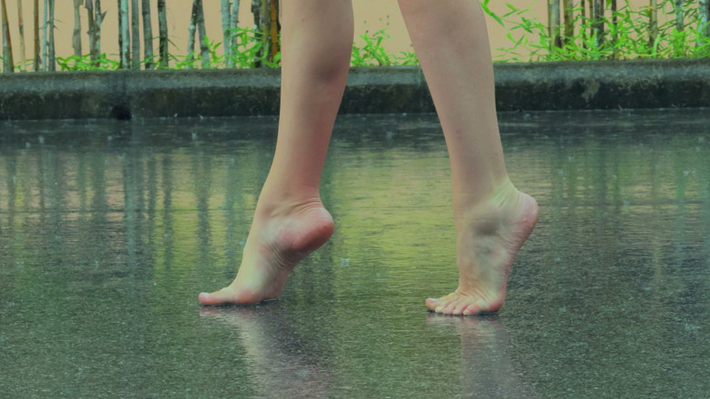 WildLonelyFlower: Bare Legs in the Rain