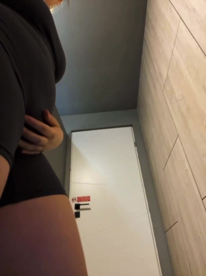 JuiceLussie: Làm tình qua đường lỗ hậu với con cu to