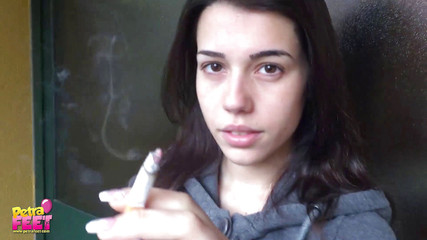 Smokin Fetish: 漂亮的黑发女郎在户外抽烟
