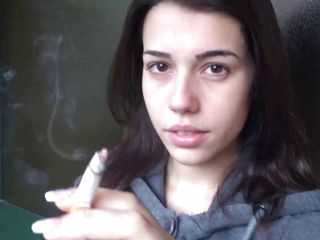 Smokin Fetish: Çarpıcı esmerden açık havada sigara içiyor