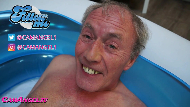 CamAngel: 3 dziewczyny sikają na dziadka