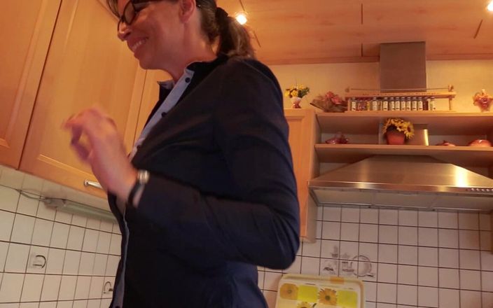 Lovekino: Țâțoasa Dacada fute o pulă mare în bucătărie