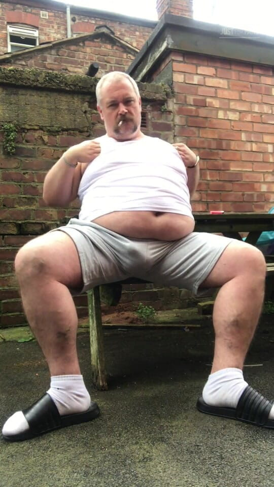 B A Bear: Fat Dad Smoking &amp; Wanking in the Alley