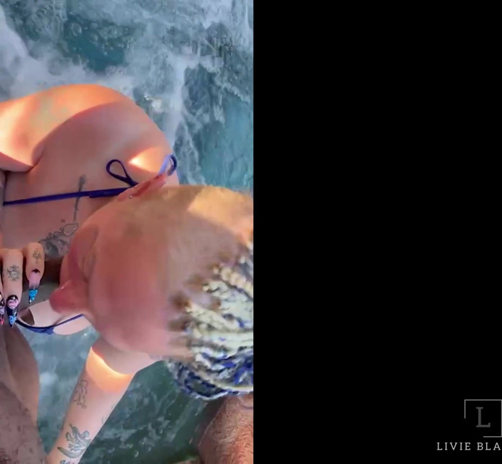 Livie Blainn: Bañera de hidromasaje chupando polla
