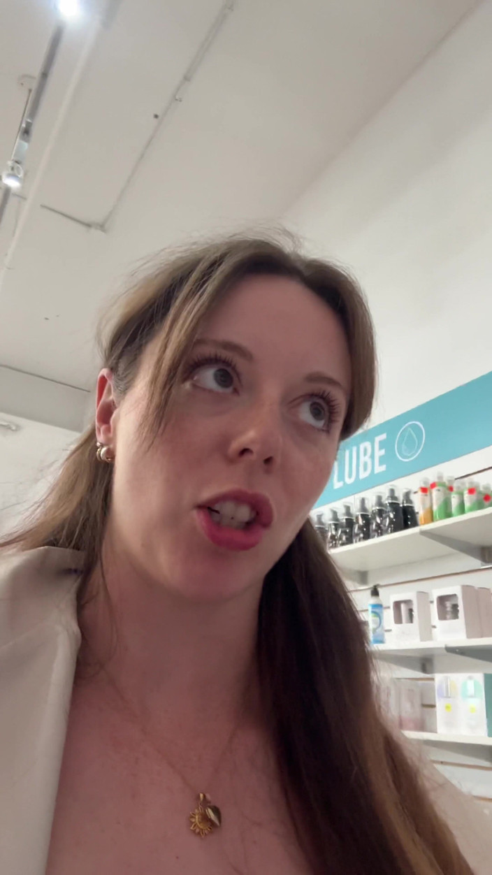 Nadia Foxx: Seksvlog! Winkel met mij voor een nieuw speeltje en kijk...