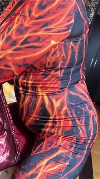 Macacão vermelho de nylon fetiche cameltoe provocação, profundo boquete e porra na minha jaqueta
