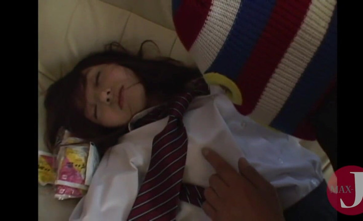 Asian happy ending: Una ragazza giapponese pelosa allarga le gambe e si fa...