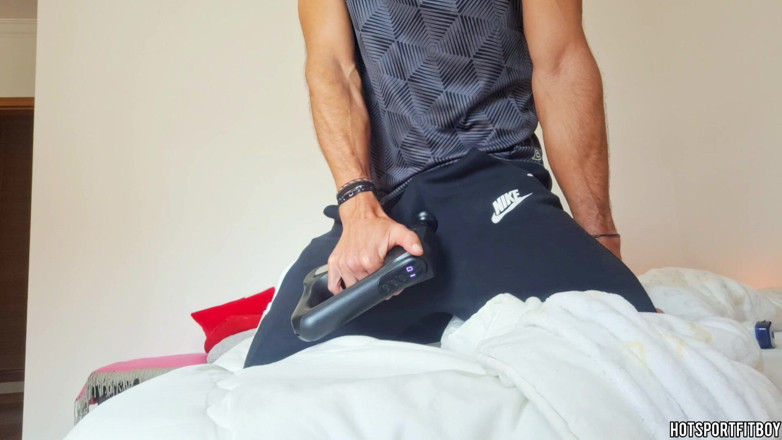 Hotsportfitboy: Я нашел мускулистый вибратор моего друга и использовал его на моем огромном члене - стонет громко, пока я не взорвался на его кровати!