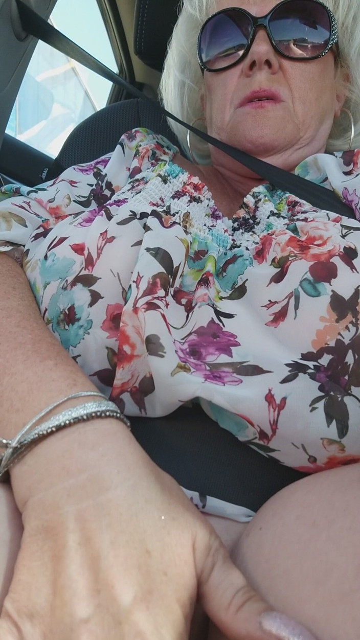 EroticOnlyClips: Reife blondine fingert pulsierende muschi in der Öffentlichkeit Autofahrt