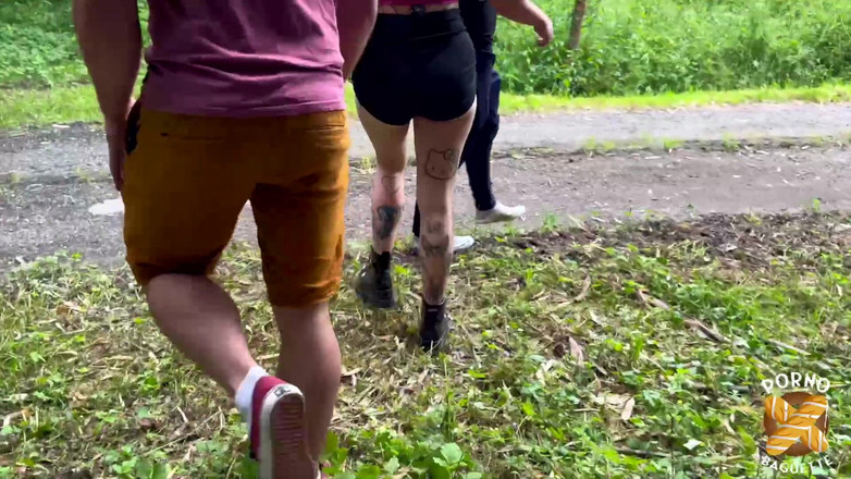 Porno Baguette: Güzel kızıl saçlı Trixy ateşli üçlü sekste sikiliyor