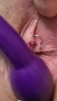 Facendo squirtare la mia figa con i piercing con il mio vibratore