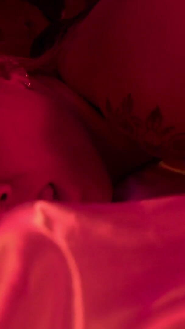 Agatha Mama: カップルが足フェチのパーティーに誘ってくれて、彼女のアソコをしゃぶった後、彼女を口の中でイかせてしまいました