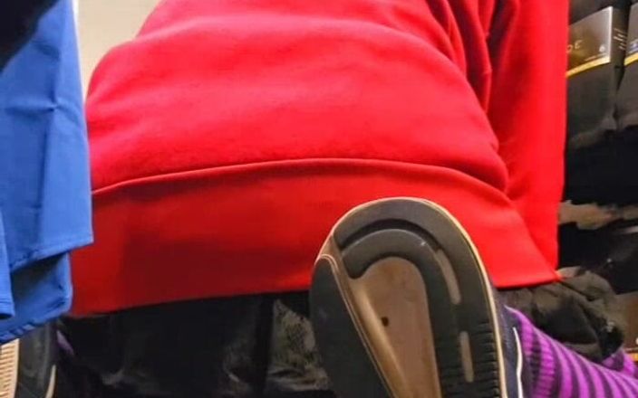 Kinkytwinkpamps: Femboy Wets &amp; Messes windel im Einkaufszentrum
