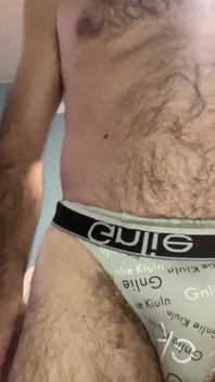 Earl exhibe ses nouvelles culottes pour le mois de mai 2025