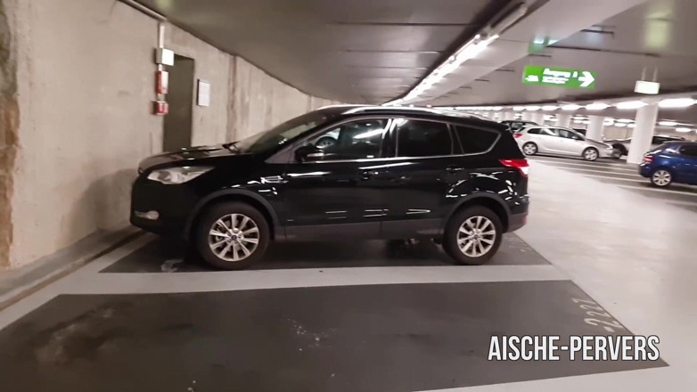 Aische Pervers: Ngentot di tempat parkir - crot dan kencing
