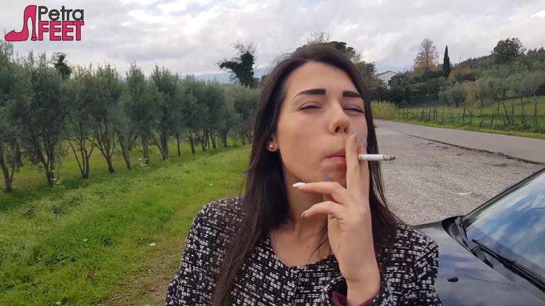 Smokin Fetish: Buitenshuis rokende sigaar van sexy brunette