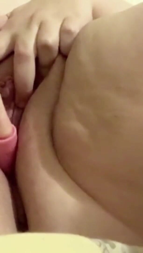 Real homemade BBW BBC porn: 내 뚱뚱한 털이 무성한 보지를 문지르는 YoungEnglishBBW
