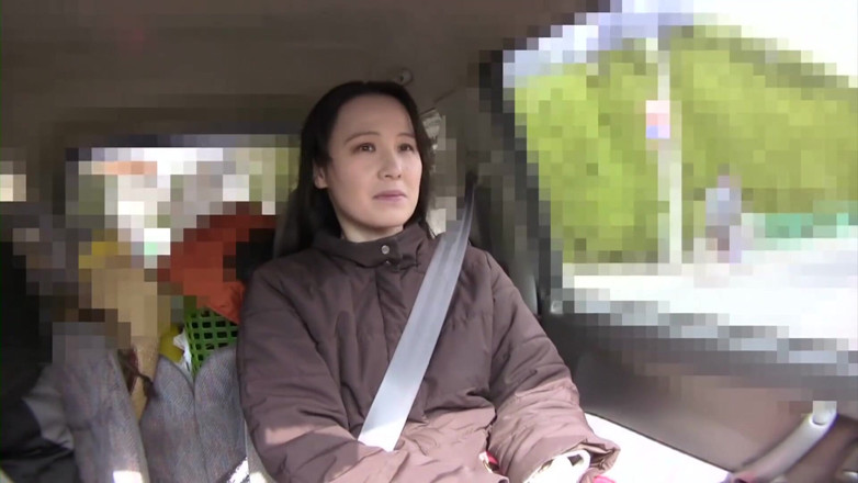 Asian Mature Climax: Lieve babe speelt met haar speeltje tijdens een interview