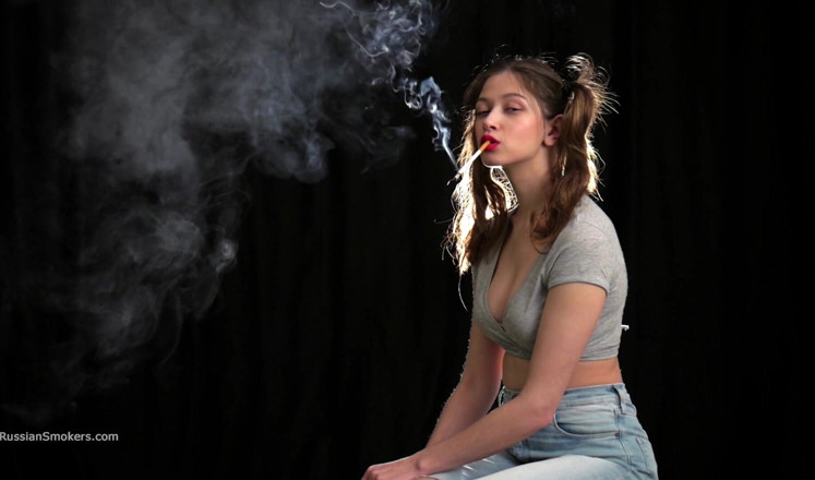 Russian Smokers: Sirene rusia seksi merokok menggoda pelan-pelan