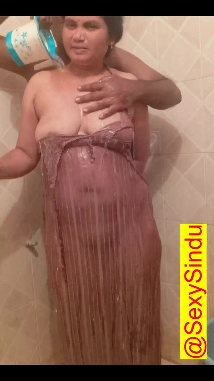 Sexy sindu: Cel mai tare videoclip sexual cu cuplu care face baie