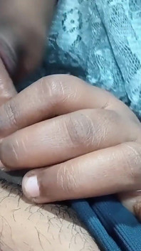 泰米尔人妻请求帮助她的小鲜肉，他要求吮吸鸡巴，我确实吮吸并口爆