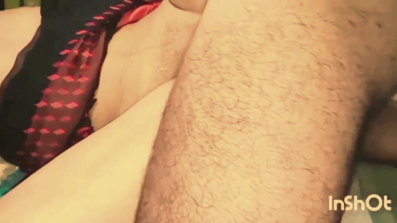 Village studio: かわいい義理の妹が寝室で一人でいるときに私をセックスに誘ってくれました