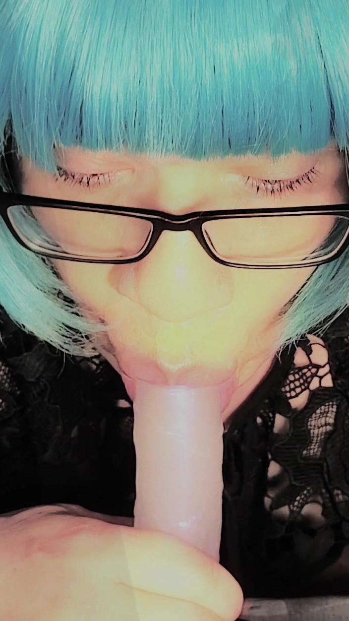 kandiKane: La sexy troia sissy kandi fuma e succhia salivosa