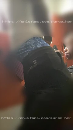 Jej chłopak prawie przyłapał ją na ssaniu mojego penisa. Usłyszała, jak nadchodzi i przestała ssie