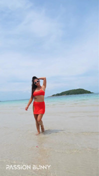 Bikini Naranja Divertido Y Belleza Parpadeando En La Playa