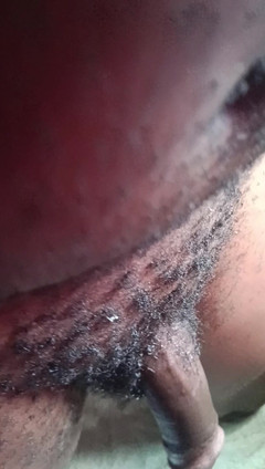Kenyandick: 特写涂油的黑色鸡巴并轻轻摩擦它