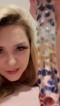 Verveelde huisvrouw spuit alleen op Valentijnsdag met haar nieuwe glazen dildo