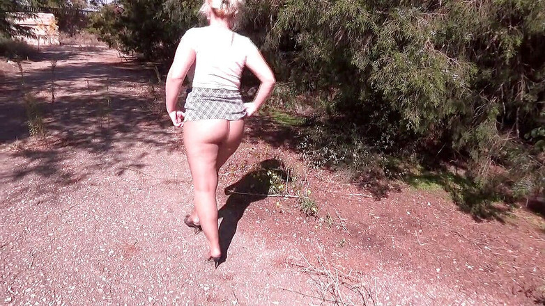 RedRoseRus: Bekas cikgu berjalan tanpa skirt berhampiran kolej tua 2