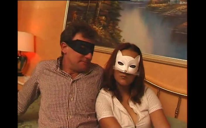 My porn family: Шлюшка в маске принимает хороший твердый член в любительском видео