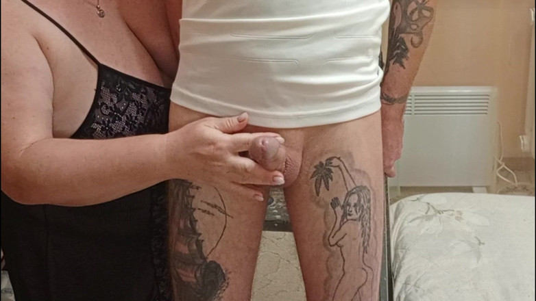 Zona901: 義母は私のペニスをオフにジャークし、妻がクローズアップで休んでいる間、私が兼するのを見ます