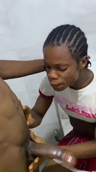 Toilettenszene wurde von einem 12 Zoll nigeria schwarzen gefickt