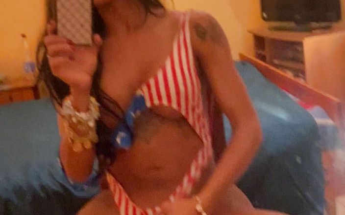 Luciana Foxx: Frumoasa transexuală braziliană Luciana Foxx se masturbează în fața oglinzii