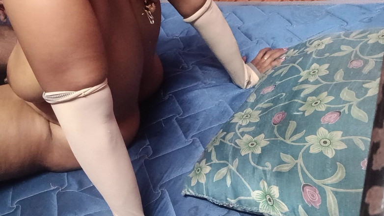 Reshma hot: Une fille tamoule se fait nourrir de tétons sexy avec...
