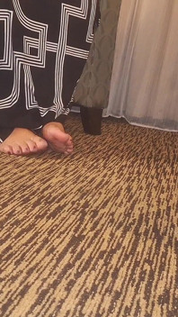 Ponownie połączona z byłym kolegą z klasy fetysz wyznanie jej 1 footjob