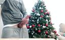 Arg B dick: Wesołych Świąt Przystojny chłopak w piżamie szarpie się przed drzewem Świętego Mikołaja...