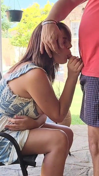 Orta yaşlı seksi kadın yüzme havuzuna yardım ettikten sonra sikimi emiyor