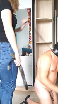 Maskovaná žena dominuje svému domácímu otrokovi: část 3