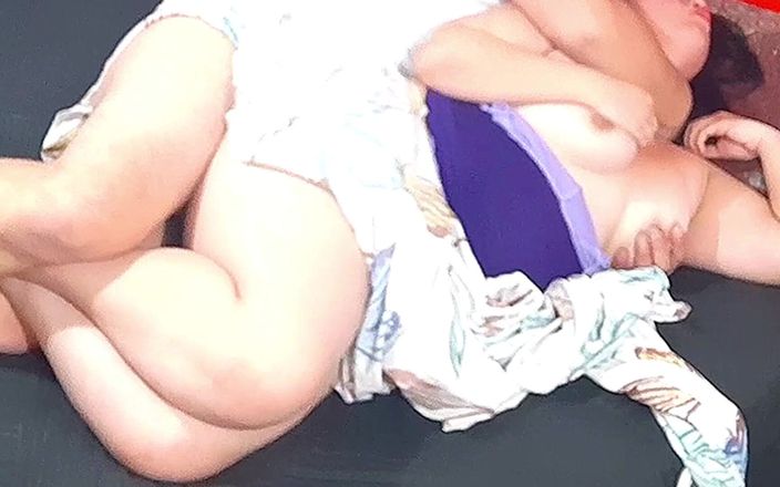 BBW Kelly Mom: 義叔母は夫が出て行ったので悲しんでいたので、私も同行しました。