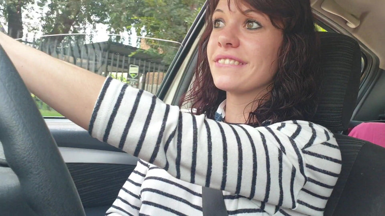 petite-mia: Luând o mașină cu mașina în timp ce se joacă cu...