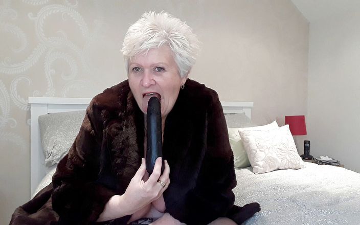 UK Joolz: Casaco de pele, jogo de vibrador nu