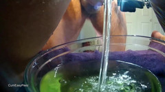 Cum and piss play fun!: Extrémní detailní tvorba receptu na sperma a mix chcanek